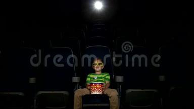 微笑的小男孩在电影院看电影，3D